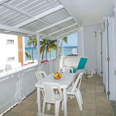 Porcelaine: Stylish apartment with seaview from its balcony