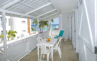 Porcelaine: Stylish apartment with seaview from its balcony