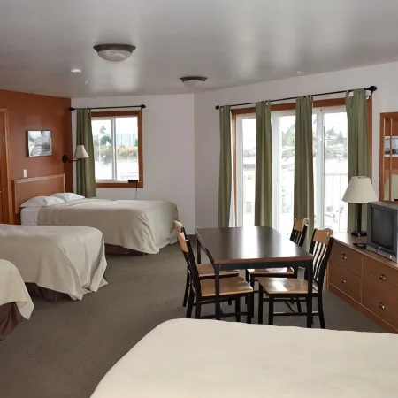 Longliner Lodge and Suites
