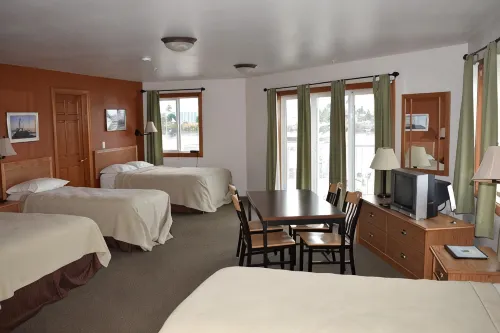 Longliner Lodge and Suites