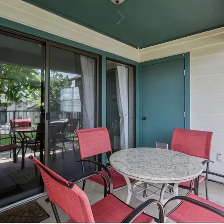 Remodeled WALK-IN Condo Close to 76 Strip No stairs!