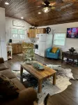 Casa Azul - Cozy cabin centrally located downtown Bandera - Wi-Fi