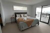 HORIZON at BINALONG BAY Have fun with the whole family at this new beach house. - 4-Star