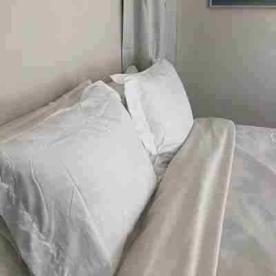 Charming 1-bedroom house with WiFi in lovely Bakersfield Rooms