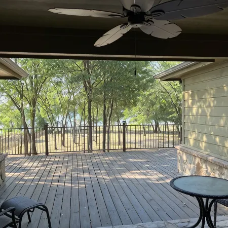 Beautiful lakefront house in 3 acre private woods