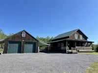 Salmon River Waterfront Lodge w/ Soothing Hot Tub