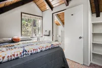 Sage House - Walking Distance to Lake, Hot Tub, Pet Friendly w/ New AC