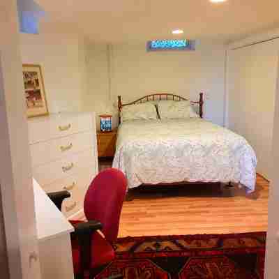 Panoramic view, large deck, ground floor apartment, walk to subway and beach Rooms