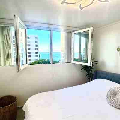Endless Summer City Suite - Stylish Stay in Prime Location Rooms