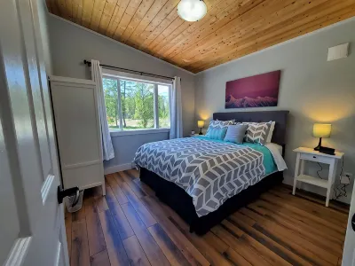 Meadow View Guest House, covered parking and only 10 minutes from ski hill Hotel di 