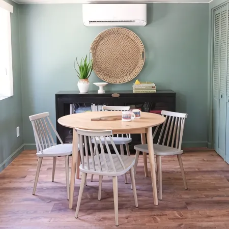 Perfectly located with 2 bike cruisers available to help you explore the town!