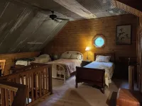 Cabin in the woods overlooking Grenada lake. - 3-Star