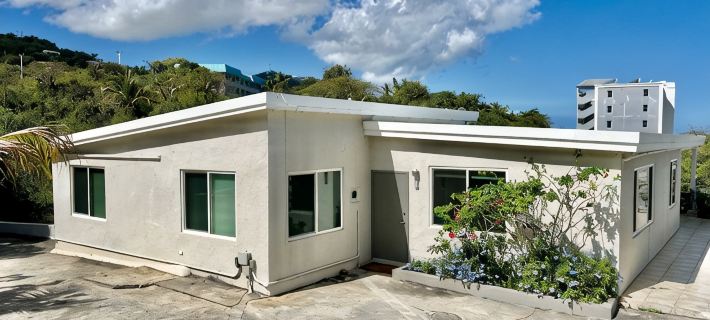 Minutes from Magens Bay, gated property, large pool & outdoor entertainment area Отели в г. Нортсайд