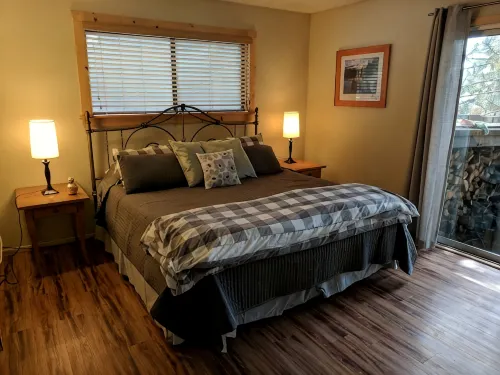 Mammoth 3 BD/2 BA Condo with Balcony, Patio & Private Spa/Hot Tub - Pet Friendly - 2-Star