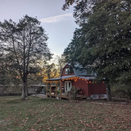 The Barn at Toad Hill. Pet friendly, close to Smokies, Airport. Brand new!