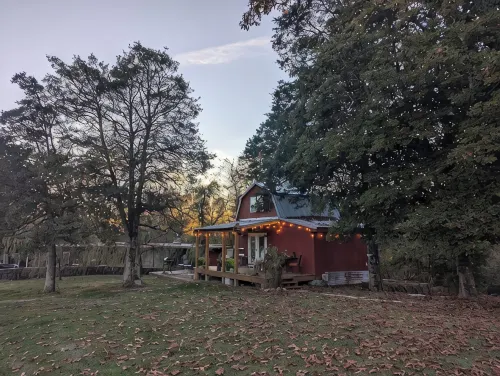 The Barn at Toad Hill. Pet friendly, close to Smokies, Airport. Brand new! - 4-Star