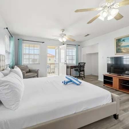 Galveston Beach House - 4Br Sleeps 12 - Steps to Gulf - Pets OK