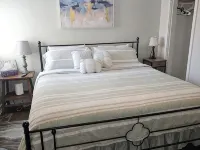 Charming 2-Bedroom Apartment with AC, Wifi, Security Cameras at Entrances. Hoteles en Windsor