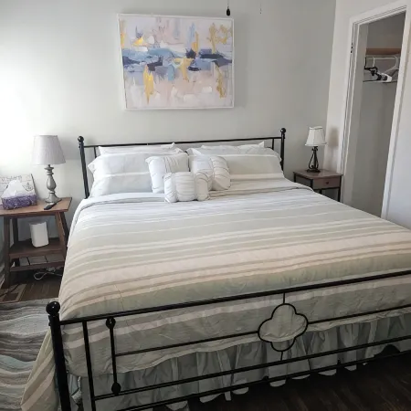 Charming 2-Bedroom Apartment with AC, Wifi, Security Cameras at Entrances.