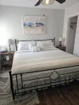 Charming 2-Bedroom Apartment with AC, Wifi, Security Cameras at Entrances. - 3-Star