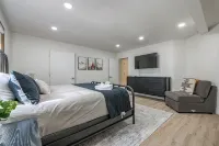 Summit Sanctuary: Urban Elegance mins from Downtown - Bungalows