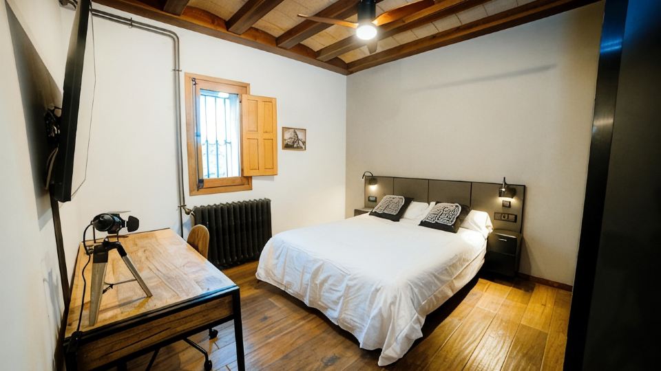 Airport Suite 2 (private bathroom) 8 minutes drive from the airport