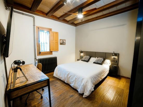 Airport Suite 2 (private bathroom) 8 minutes drive from the airport