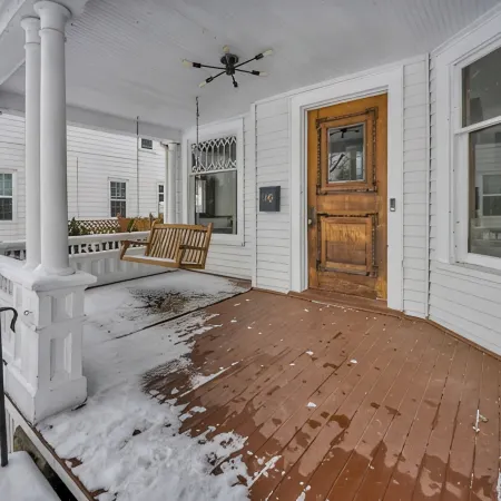 Spacious 5-bedroom house with parking and everything you need in charming Elyria