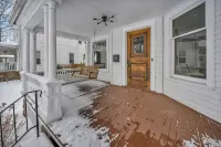Spacious 5-bedroom house with parking and everything you need in charming Elyria - Wifi
