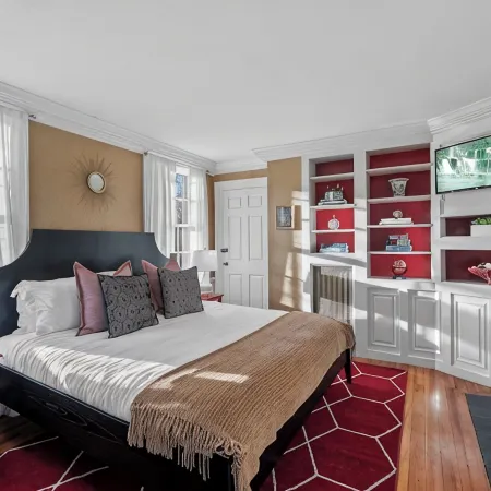 Spacious 1Br on Salem Common l Steps to Downtown l Fenced in Yard + Parking