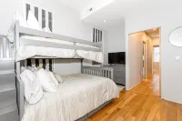 Modern OTR home with vintage charm of the Queen City - Parvekkeita
