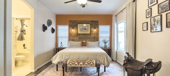 Saddle In & Kick Back: Old West Charmer w/King Bed and Putting Green Hotels in Goodyear