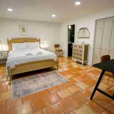 Luxe Cape Cod Farmhouse. Walk to Ellis Landing Beach! Rooms