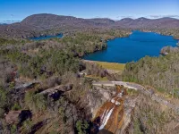 Stay Directly above Toxaway Falls with Breathtaking Mountain Views. - Bjergudsigt