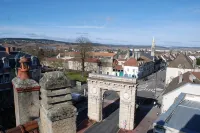 Tour Saint Nicolas, in downtown Beaune - Homestays