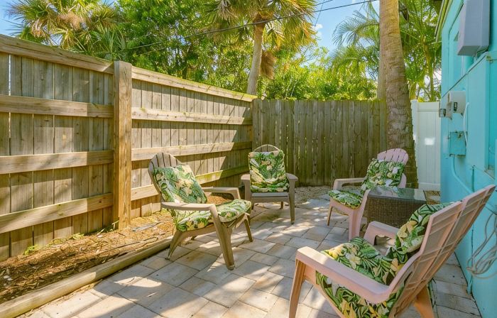 Beautiful downtown Melbourne Beach renovated apartment one block from the beach!