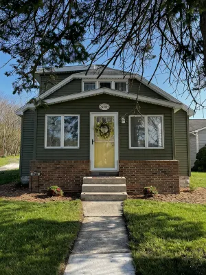 Private Hot Tub, Outdoor TV, near Downtown & Lake Michigan Beaches! - Boutique