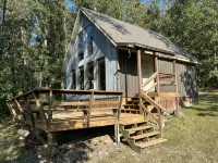 Peaceful secluded cabin nestled on 40 wooded acres overlooking  4 acre pond. - Homestays