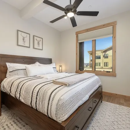 Brand new Grand Park retreat! Private hot tub and custom bunk room!