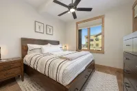 Brand new Grand Park retreat! Private hot tub and custom bunk room! - balcony