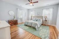 Greystone Manor - Magnificent!  Sleeps 10  Center of Town - Wifi