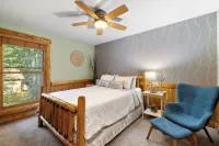 The Treehouse @ Higgins Lake-HOT TUB- Fireplace-PetFriendly-3 min to the lake - Balcony