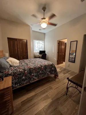 Perfect getaway house! Spacious and private. 4bd 3.5bath with heated pool! - Wifi