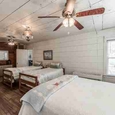 Updated Farm House on 1/2 Acre 1 Block From Aransas Bay Rooms