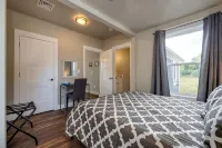 The Flynn- Cute & Cozy Home on Main St, Luray - right downtown! Chef available - 4-Star