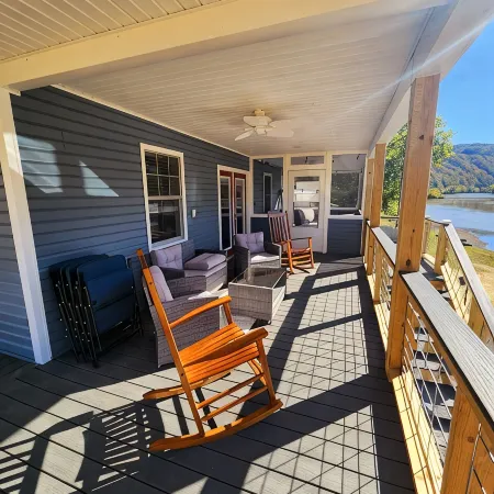 Delightful 3-Bedroom Home on the New River