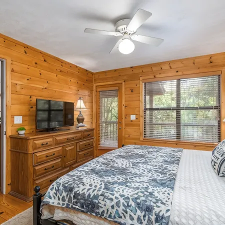 Secluded Cabin, Creek, Dogs ok, Theater&Escape Room, Hottub, Fireplace Fire Pit.