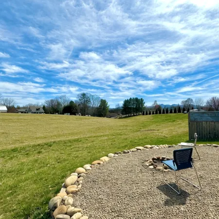 Peaceful Farmhouse Retreat: Hot Tub & Country Side Views. Pets Welcome! Near Avl