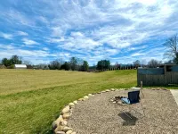 Peaceful Farmhouse Retreat: Hot Tub & Country Side Views. Pets Welcome! Near Avl - Wifi