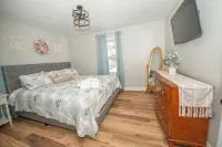 KING BED- BRAND NEW FARMHOUSE II - Homestays